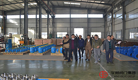 Khách hàng đến thăm nhà máy